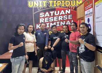 Petugas Polres Kerinci mengamankan tersangka penganiayaan bersenjata tajam yang menyerang seorang mahasiswa di depan Masjid Baiturrahim, Kota Sungai Penuh. (Dok: Alpin)