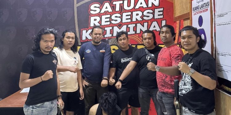 Petugas Polres Kerinci mengamankan tersangka penganiayaan bersenjata tajam yang menyerang seorang mahasiswa di depan Masjid Baiturrahim, Kota Sungai Penuh. (Dok: Alpin)