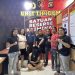 Petugas Polres Kerinci mengamankan tersangka penganiayaan bersenjata tajam yang menyerang seorang mahasiswa di depan Masjid Baiturrahim, Kota Sungai Penuh. (Dok: Alpin)