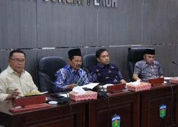 Komisi II DPRD Kota Sungai Penuh menggelar rapat dengar pendapat bersama sejumlah OPD membahas persoalan retribusi parkir, pelayanan pasar, hingga keterlambatan gaji petugas kebersihan. (Dok: Rudi)