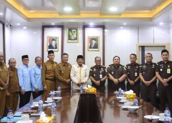 Bupati Tanjung Jabung Barat Anwar Sadat menerima kunjungan silaturahmi Kajari Tanjung Jabung Barat Mohammad R Bugis beserta jajaran di Ruang Rapat Bupati. (Dok: Rahmat)