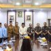 Bupati Tanjung Jabung Barat Anwar Sadat menerima kunjungan silaturahmi Kajari Tanjung Jabung Barat Mohammad R Bugis beserta jajaran di Ruang Rapat Bupati. (Dok: Rahmat)