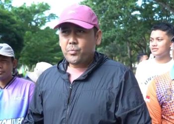 Bupati Merangin M. Syukur melepas balon sebagai tanda peresmian Car Free Day (CFD) di kawasan Jalur Dua Taman Bujang Upik, Kota Bangko, Minggu (31/5/2026). (Dok: Redaksi)
