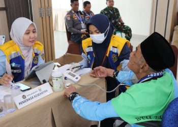 Petugas PPIH Provinsi Jambi melayani kedatangan jemaah haji Kloter BTH 24 di Asrama Haji Antara Jambi melalui sistem One Stop Service. (Dok: Rudi)