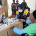 Petugas PPIH Provinsi Jambi melayani kedatangan jemaah haji Kloter BTH 24 di Asrama Haji Antara Jambi melalui sistem One Stop Service. (Dok: Rudi)