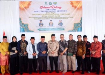 Bupati Muaro Jambi Dr. Bambang Bayu Suseno menyambut Tim Asesor Direktorat Jenderal Pendidikan Islam Kementerian Agama RI dalam agenda asesmen lapangan rencana pendirian PTKIS Yayasan Mauizatun Hasanah di Kecamatan Sekernan. (Dok: Redaksi)