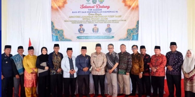 Bupati Muaro Jambi Dr. Bambang Bayu Suseno menyambut Tim Asesor Direktorat Jenderal Pendidikan Islam Kementerian Agama RI dalam agenda asesmen lapangan rencana pendirian PTKIS Yayasan Mauizatun Hasanah di Kecamatan Sekernan. (Dok: Redaksi)