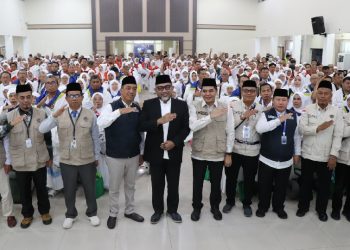 Sekda Provinsi Jambi Sudirman mewakili Gubernur Jambi Al Haris melepas keberangkatan jemaah haji Kloter BTH 23 di Asrama Haji Antara Jambi, Senin dini hari (18/05). (Dok: Rudi)