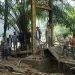 Bupati Sarolangun H. Hurmin bersama Forkopimda meninjau jembatan gantung rusak akibat banjir di Kecamatan Batang Asai yang direncanakan segera dibangun ulang. (Dok: Diskominfo Sarolangun)