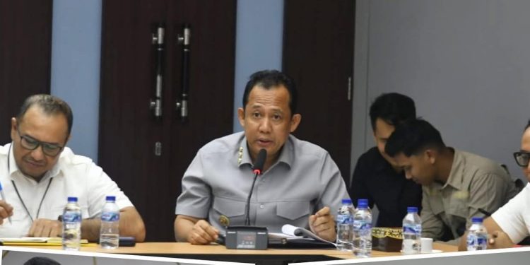 Bupati Muaro Jambi Bambang Bayu Suseno menghadiri rapat pembahasan pembangunan jalur dua dan pelebaran jalan Simpang Mendalo hingga batas Kota Jambi bersama BPJN Bina Marga Jambi dan sejumlah pemangku kepentingan. (Dok: Rahmat)