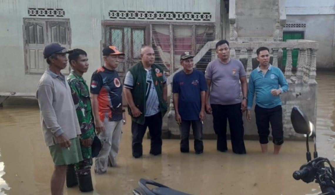 Banjir merendam puluhan rumah warga di Desa Rantau Limau Manis dan Ulak Makam, Kecamatan Tabir Ilir, Merangin, setelah Sungai Batang Tabir meluap akibat hujan deras beberapa hari terakhir. (Dok: Rahmat)