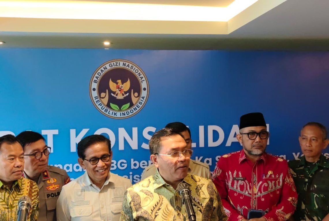 Wakil Kepala BGN Sony Sonjaya menyampaikan paparan terkait pelaksanaan Program Makan Bergizi Gratis (MBG) di Provinsi Jambi dalam konferensi pers di Hotel BW Luxury, Sabtu (2/5/2026). (Dok: Rahmat)