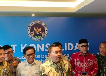 Wakil Kepala BGN Sony Sonjaya menyampaikan paparan terkait pelaksanaan Program Makan Bergizi Gratis (MBG) di Provinsi Jambi dalam konferensi pers di Hotel BW Luxury, Sabtu (2/5/2026). (Dok: Rahmat)