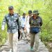 Wakil Bupati Tanjung Jabung Barat, Katamso SA mendampingi Tim Verifikasi dan Asistensi Kementerian Kehutanan Republik Indonesia meninjau Kawasan Wisata Mangrove Pangkal Babu, Desa Tungkal I, Kecamatan Tungkal Ilir, Selasa (5/5/2026). (Dok: Rahmat)