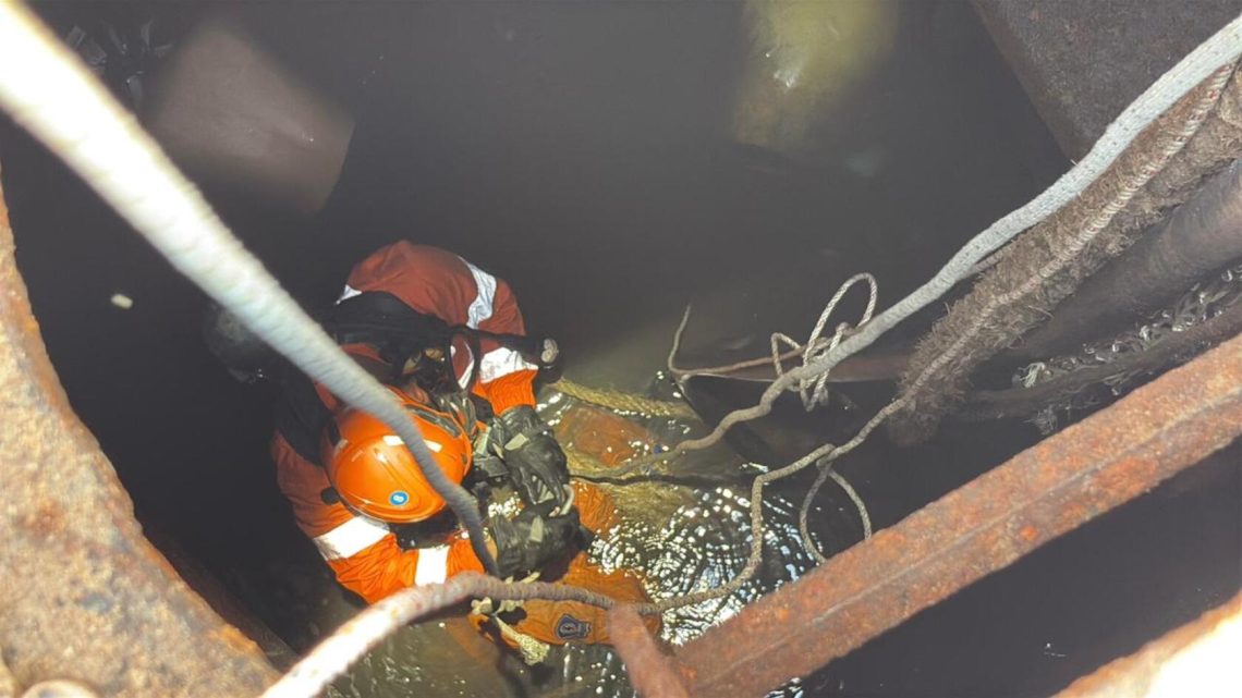 Petugas gabungan melakukan evakuasi terhadap pekerja kapal yang meninggal dunia diduga akibat keracunan gas di dalam palka Tongkang KM TS Daya Niaso di kawasan Sungai Batanghari, Muaro Jambi. (Dok: Redaksi)