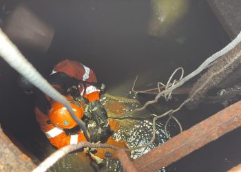 Petugas gabungan melakukan evakuasi terhadap pekerja kapal yang meninggal dunia diduga akibat keracunan gas di dalam palka Tongkang KM TS Daya Niaso di kawasan Sungai Batanghari, Muaro Jambi. (Dok: Redaksi)