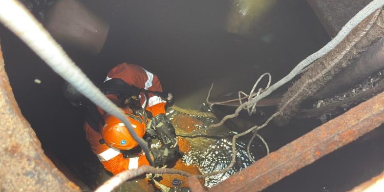 Petugas gabungan melakukan evakuasi terhadap pekerja kapal yang meninggal dunia diduga akibat keracunan gas di dalam palka Tongkang KM TS Daya Niaso di kawasan Sungai Batanghari, Muaro Jambi. (Dok: Redaksi)