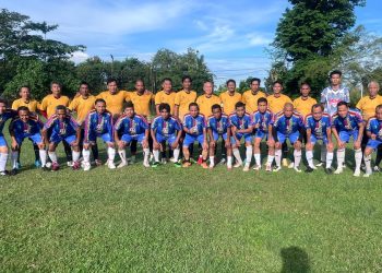 Para pemain Urawa Legend dan Binhar Rantau berfoto bersama usai menggelar trofeo persahabatan di Lapangan Pertamina Kenali Asam, Kota Jambi. (Dok: Alpin)
