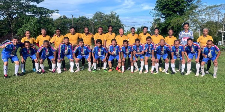 Para pemain Urawa Legend dan Binhar Rantau berfoto bersama usai menggelar trofeo persahabatan di Lapangan Pertamina Kenali Asam, Kota Jambi. (Dok: Alpin)