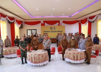 Wakil Bupati Tanjung Jabung Barat Katamso bersama Kapolres Maulia Kuswicaksono mengikuti Rapat Koordinasi Lintas Sektoral Operasi Ketupat 2026 di Mapolres Tanjab Barat, Senin (9/3). (Dok: Rahmat)