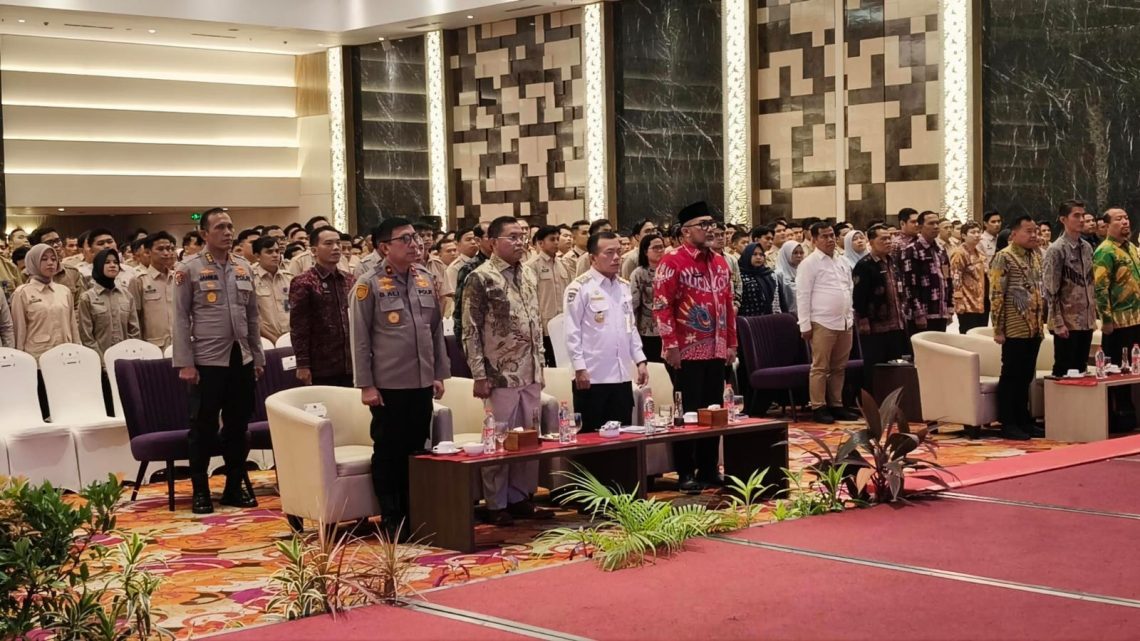 Gubernur Jambi Al Haris bersama Wakil Kepala BGN Sony Sanjaya menghadiri Rapat Konsolidasi Program Makan Bergizi Gratis (MBG) di BW Luxury Hotel, Jambi, Sabtu (2/5/2026). (Dok: Rudi)