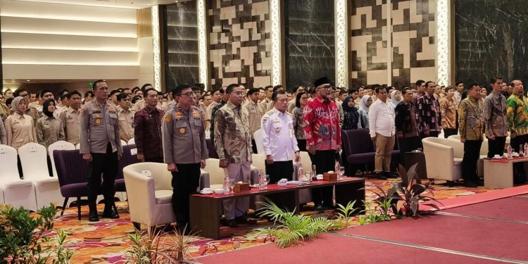 Gubernur Jambi Al Haris bersama Wakil Kepala BGN Sony Sanjaya menghadiri Rapat Konsolidasi Program Makan Bergizi Gratis (MBG) di BW Luxury Hotel, Jambi, Sabtu (2/5/2026). (Dok: Rudi)