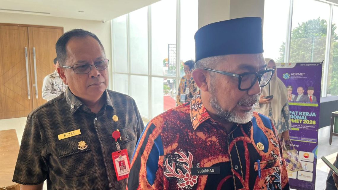 Sekda Provinsi Jambi Sudirman memberikan keterangan terkait proses pencairan Tambahan Penghasilan Pegawai (TPP) ASN Pemprov Jambi. (Dok: Rahmat)