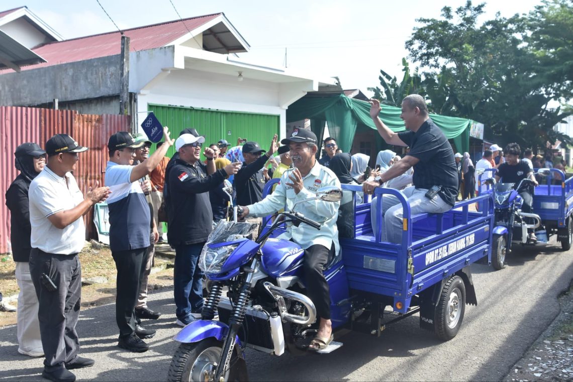 Wali Kota Jambi, Maulana, melepas operasional 12 unit gerobak motor Program Operasional Pengangkutan Berbasis Masyarakat (OPBM) saat launching Program Kampung Bahagia di Kelurahan Kebun Handil, Kecamatan Jelutung, Minggu (24/5/2026). (Dok: Rahmat)