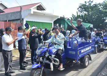 Wali Kota Jambi, Maulana, melepas operasional 12 unit gerobak motor Program Operasional Pengangkutan Berbasis Masyarakat (OPBM) saat launching Program Kampung Bahagia di Kelurahan Kebun Handil, Kecamatan Jelutung, Minggu (24/5/2026). (Dok: Rahmat)