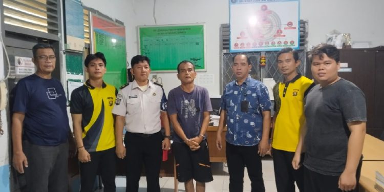 Petugas Lapas Kelas IIA Jambi bersama jajaran Polsek Rimbo Bujang berhasil mengamankan kembali narapidana kasus narkotika yang kabur sejak peristiwa banjir dan robohnya tembok lapas pada 2017 lalu. (Dok: Rahmat)