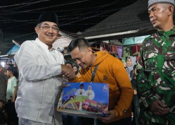 upati Tanjung Jabung Barat Anwar Sadat meninjau langsung puncak Festival Arakan Sahur 2026 yang dipadati ribuan warga di sepanjang rute Rumah Dinas Bupati hingga Simpang BNI, Sabtu (7/3) malam. (Dok: Diskominfo Tanjab Barat)