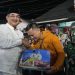 upati Tanjung Jabung Barat Anwar Sadat meninjau langsung puncak Festival Arakan Sahur 2026 yang dipadati ribuan warga di sepanjang rute Rumah Dinas Bupati hingga Simpang BNI, Sabtu (7/3) malam. (Dok: Diskominfo Tanjab Barat)