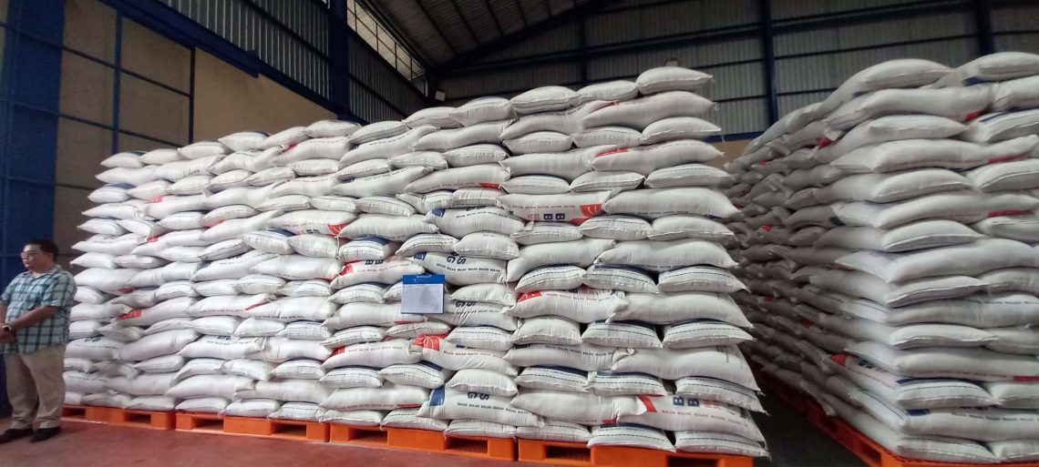 Petugas Perum Bulog menunjukkan stok beras di gudang Bulog Jambi. (Dok: Redaksi)