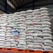 Petugas Perum Bulog menunjukkan stok beras di gudang Bulog Jambi. (Dok: Redaksi)