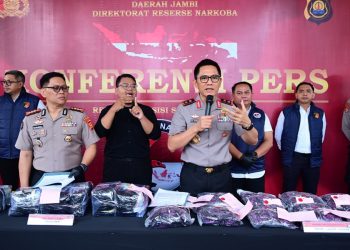 Kapolda Jambi bersama jajaran Ditresnarkoba Polda Jambi menunjukkan barang bukti narkotika hasil pengungkapan jaringan lintas provinsi di Muaro Jambi, berupa 20 kilogram sabu, puluhan ribu pil ekstasi dan etomidate di Lobi Polda Jambi. (Dok: Alpin)