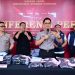 Kapolda Jambi bersama jajaran Ditresnarkoba Polda Jambi menunjukkan barang bukti narkotika hasil pengungkapan jaringan lintas provinsi di Muaro Jambi, berupa 20 kilogram sabu, puluhan ribu pil ekstasi dan etomidate di Lobi Polda Jambi. (Dok: Alpin)
