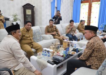 Bupati Tanjung Jabung Barat Anwar Sadat bersama Kepala TVRI Stasiun Jambi menghadiri sosialisasi Piala Dunia 2026 dan pemasangan antena di Rumah Dinas Bupati, Selasa (14/4). (Diskominfo Tanjab Barat)