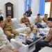 Bupati Tanjung Jabung Barat Anwar Sadat bersama Kepala TVRI Stasiun Jambi menghadiri sosialisasi Piala Dunia 2026 dan pemasangan antena di Rumah Dinas Bupati, Selasa (14/4). (Diskominfo Tanjab Barat)