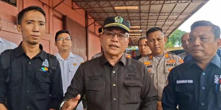 Ketua DPRD Muaro Jambi Aidi Hatta melakukan sidak ke Desa Pondok Meja, Kecamatan Mestong. (Dok: Redaksi)