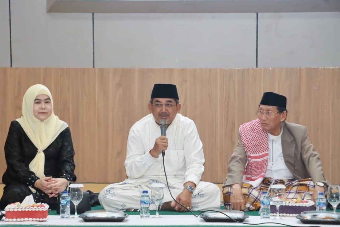 Bupati Tanjung Jabung Barat Anwar Sadat bersama Ketua TP-PKK Fadhilah Sadat menyambut Tim Safari Ramadan Majelis Ulama Indonesia Provinsi Jambi dalam kegiatan pengajian rutin di Rumah Dinas Bupati, Sabtu (7/3). (Dok: Diskominfo Tanjab Barat)