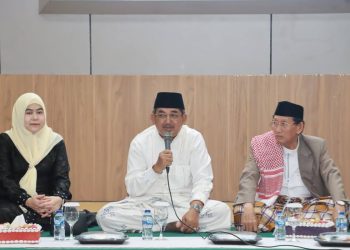 Bupati Tanjung Jabung Barat Anwar Sadat bersama Ketua TP-PKK Fadhilah Sadat menyambut Tim Safari Ramadan Majelis Ulama Indonesia Provinsi Jambi dalam kegiatan pengajian rutin di Rumah Dinas Bupati, Sabtu (7/3). (Dok: Diskominfo Tanjab Barat)