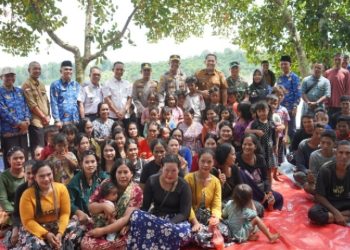 Bupati Merangin M. Syukur menyerahkan bantuan keramba apung, listrik gratis, dan bantuan sosial kepada warga Suku Anak Dalam (SAD) di kawasan Dam Betuk, Kecamatan Tabir Lintas, Senin (18/05). (Dok: redaksi)