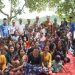 Bupati Merangin M. Syukur menyerahkan bantuan keramba apung, listrik gratis, dan bantuan sosial kepada warga Suku Anak Dalam (SAD) di kawasan Dam Betuk, Kecamatan Tabir Lintas, Senin (18/05). (Dok: redaksi)