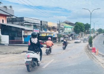 Kondisi Jalan Pangeran Hidayat kawasan Paal 5 dipenuhi debu dan lumpur akibat aktivitas kendaraan proyek pembangunan kolam retensi. (Dok: Rahmat)