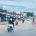 Kondisi Jalan Pangeran Hidayat kawasan Paal 5 dipenuhi debu dan lumpur akibat aktivitas kendaraan proyek pembangunan kolam retensi. (Dok: Rahmat)
