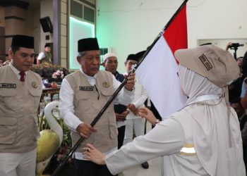 Wakil Gubernur Jambi dan Kepala Kanwil Kemenhaj Provinsi Jambi, Dr. H. Wahyudi Abdul Wahab, M.Fil.I saat melepas Petugas Penyelenggara Ibadah Haji (PPIH) Kloter BTH 20 bersiap mendampingi 444 jemaah calon haji asal Kota Jambi dan Muaro Jambi pada musim haji 2026. (Dok: Rahmat)