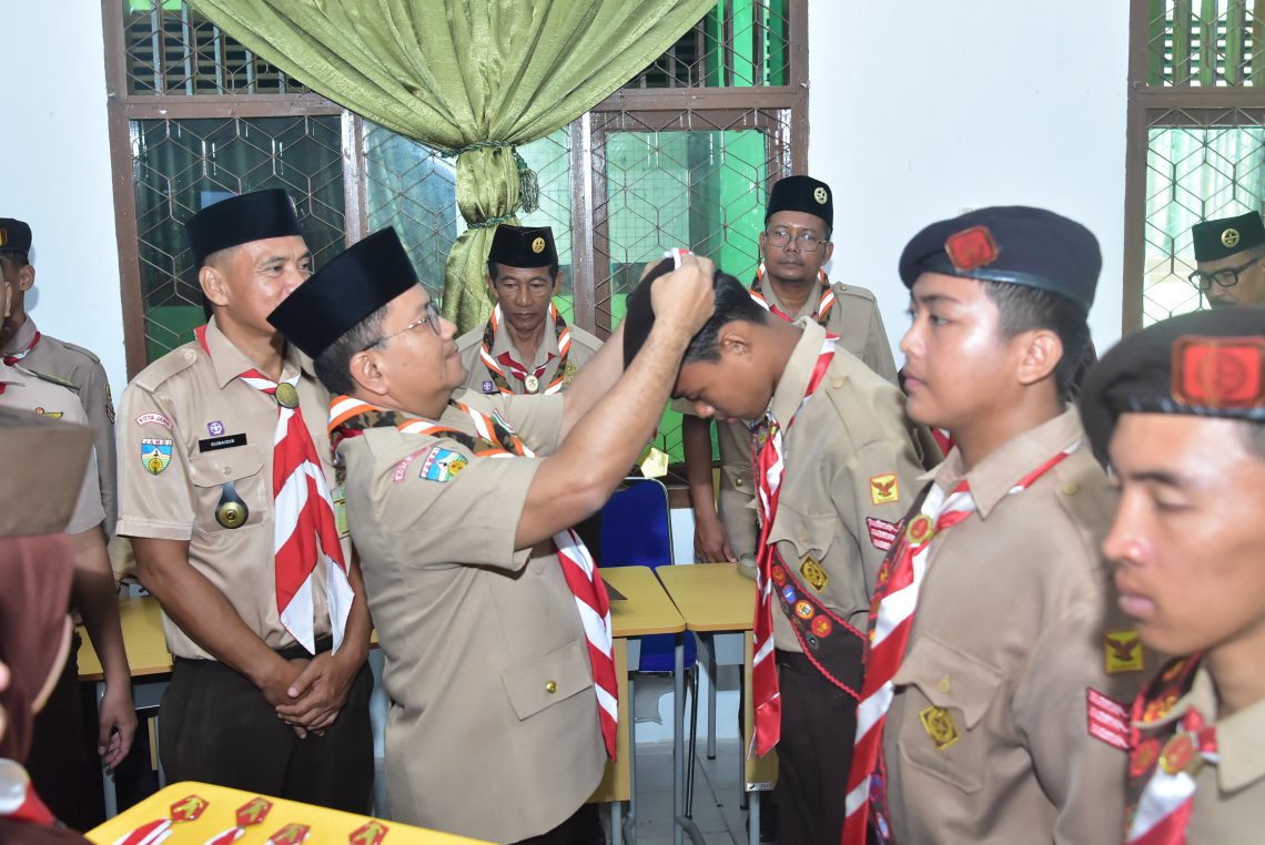 Wali Kota Jambi sekaligus Ketua Majelis Pembimbing Cabang (Kamabicab) Gerakan Pramuka Kota Jambi, Maulana, didampingi Ketua Kwarcab Kota Jambi Kemas Faried Alfarelly, melantik lima Pramuka Garuda Gugus Depan SMP Negeri 11 Kota Jambi di Aula SMPN 11, Jumat (29/5/2026). (Dok: Rahmat)
