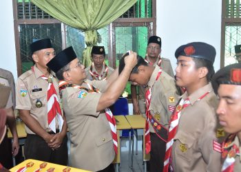Wali Kota Jambi sekaligus Ketua Majelis Pembimbing Cabang (Kamabicab) Gerakan Pramuka Kota Jambi, Maulana, didampingi Ketua Kwarcab Kota Jambi Kemas Faried Alfarelly, melantik lima Pramuka Garuda Gugus Depan SMP Negeri 11 Kota Jambi di Aula SMPN 11, Jumat (29/5/2026). (Dok: Rahmat)