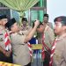 Wali Kota Jambi sekaligus Ketua Majelis Pembimbing Cabang (Kamabicab) Gerakan Pramuka Kota Jambi, Maulana, didampingi Ketua Kwarcab Kota Jambi Kemas Faried Alfarelly, melantik lima Pramuka Garuda Gugus Depan SMP Negeri 11 Kota Jambi di Aula SMPN 11, Jumat (29/5/2026). (Dok: Rahmat)