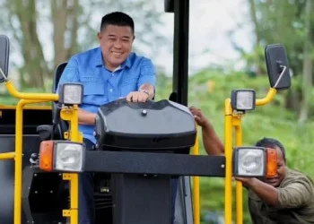 Kepala Dinas PUTR Provinsi Jambi, Muzakir, meresmikan dan menyerahkan secara simbolis alat berat Tahun Anggaran 2026 untuk mendukung percepatan penanganan jalan rusak di sejumlah ruas jalan provinsi di Jambi. (Dok: Redaksi)